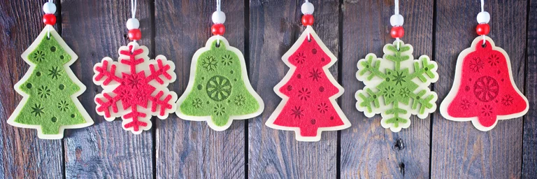 Des décorations de Noël à la sauce Home Organising : triez vos décos de Noël avant de décorer ! Découvrez comment appliquer le home organising pour redécouvrir vos ornements et créer un Noël plus serein.