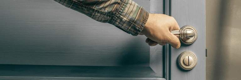 Ouvrir la porte ou la laisser fermée : Suivez un chemin tracé pour faciliter votre désencombrement et transformer votre vie. 