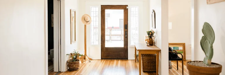 Une entrée digne de ce nom #uneminute : créez une entrée accueillante et fonctionnelle qui reflète votre personnalité. Découvrez comment transformer cet espace clé en zone d'accueil chaleureuse et pratique.