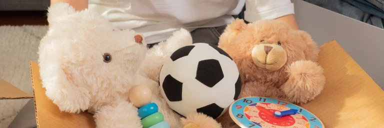 Tri express des jouets avant la liste au Père Noël : triez les jouets avec vos enfants avant leur lettre au Père Noël. Une méthode pour faire de la place et les aider à préciser leurs vraies envies.