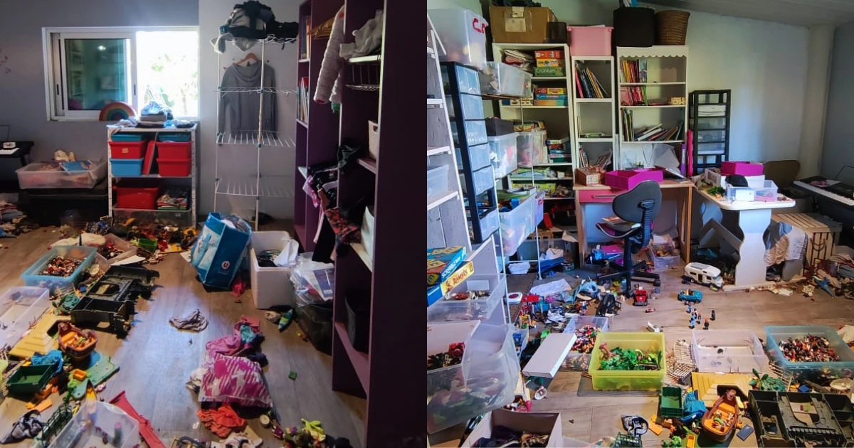 chambre avec beaucoup de bazar, de jouets éparpillés partout, au sol
