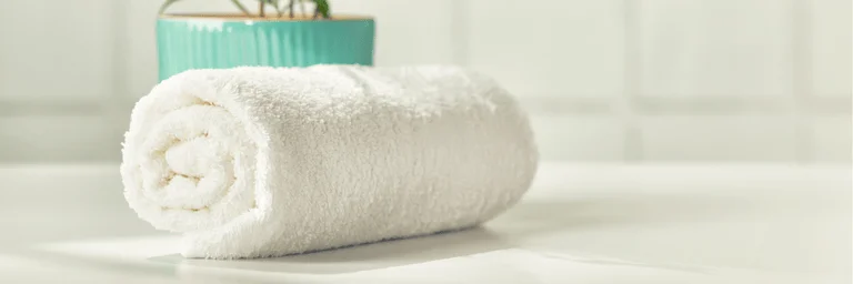 Une salle de bains belle et pratique en 4 étapes #uneminute : transformez votre salle de bains en un espace clair et fonctionnel en seulement 4 étapes simples ! Découvrez comment optimiser son organisation pour votre routine quotidienne.