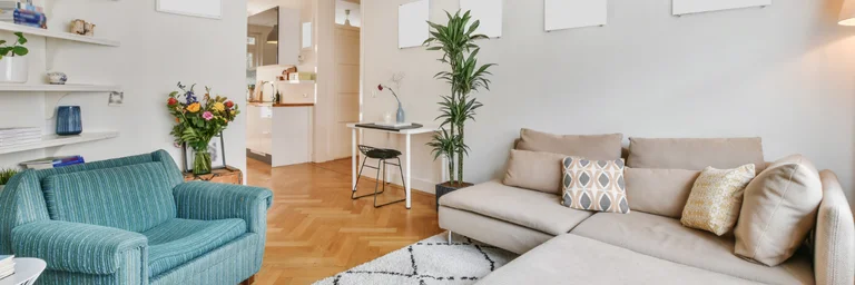 Bien recevoir et se détendre dans un salon optimisé #uneminute : optimisez votre salon pour mieux recevoir et vous détendre. Découvrez comment organiser cet espace multifonctionnel en lieu apaisant et pratique.