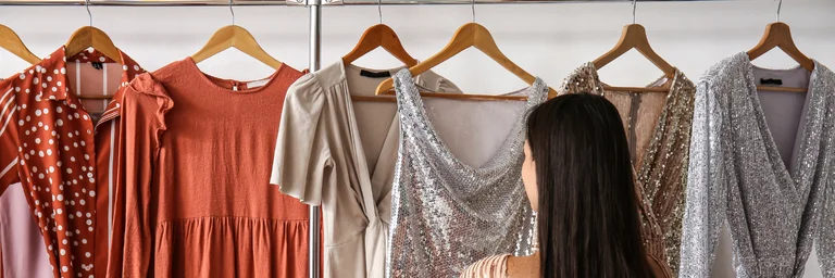 Tri express du dressing avant les fêtes : préparez vos tenues de fêtes à l'avance ! Triez dressing, accessoires et chaussures de toute la famille pour éviter le stress de dernière minute à Noël.