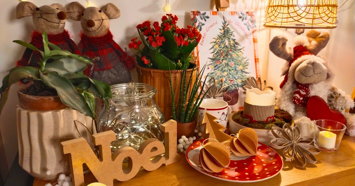 Décoration de Noël chaleureuse illustrant un article sur la préparation de Noël sans stress.