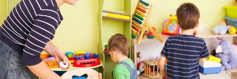 Les enfants aussi participent à la vie quotidienne à la maison : apprenez à vos enfants à participer aux tâches quotidiennes. Découvrez pourquoi et comment les impliquer progressivement pour leur développement et votre sérénité.