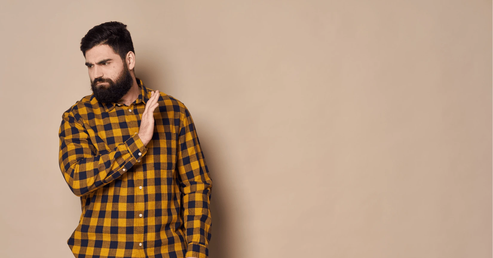 Homme barbu exprimant une réticence, illustrant les tensions liées au refus de trier dans la vie quotidienne.