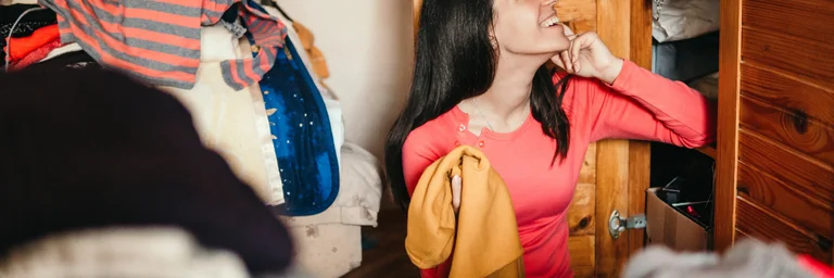 10 choses à sortir de votre dressing dès maintenant : 10 choses à sortir de votre dressing dès maintenant : votre dressing est trop plein et vous avez du mal à trouver vos vêtements ? Découvrez les 10 pièces à éliminer pour désencombrer votre armoire et rendre le choix de votre tenue plus facile et rapide au quotidien.