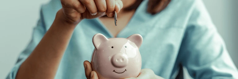 Mes 3 astuces pour une détox surconsommation réussie : la surconsommation prend le dessus, mais vous souhaitez vraiment changer ? Découvrez 3 astuces simples et efficaces pour réduire vos achats compulsifs sur le long terme.